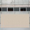 Placa grande de Dekton Avorio frente a edificio de hormigón