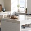 Isla de cocina con encimera Dekton Avorio y vista al mar
