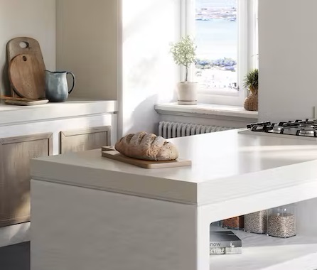 Isla de cocina con encimera Dekton Avorio y vista al mar