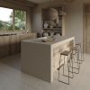 Isla de cocina con encimera Dekton Avorio y taburetes de madera