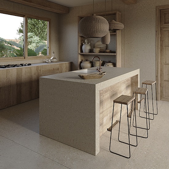 Isla de cocina con encimera Dekton Avorio y taburetes de madera