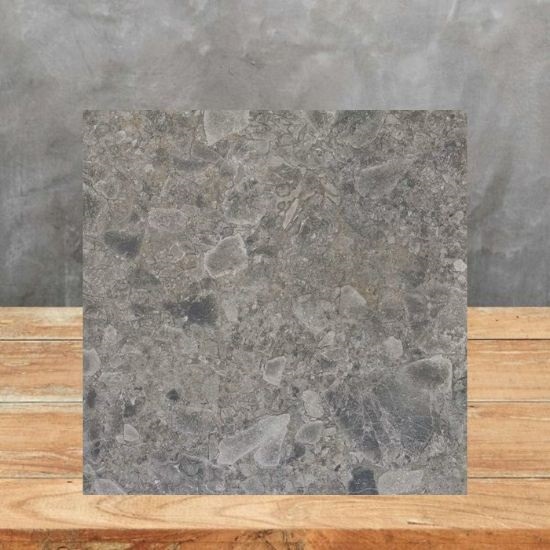 Muestra Dekton Ceppo sobre madera con fondo de hormigón