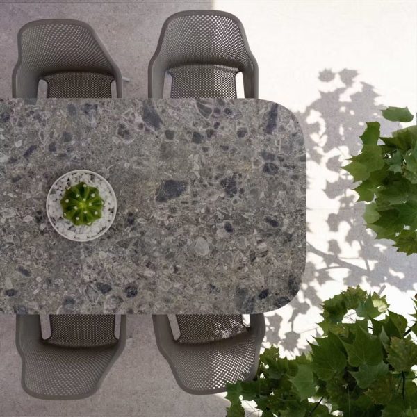 Mesa de exterior con encimera Dekton Ceppo y sillas de diseño