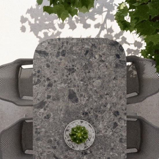 Mesa de jardín con tapa Dekton Ceppo rodeada de vegetación