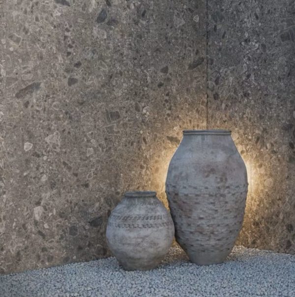 pared de Dekton Ceppo con jarrones decorativos