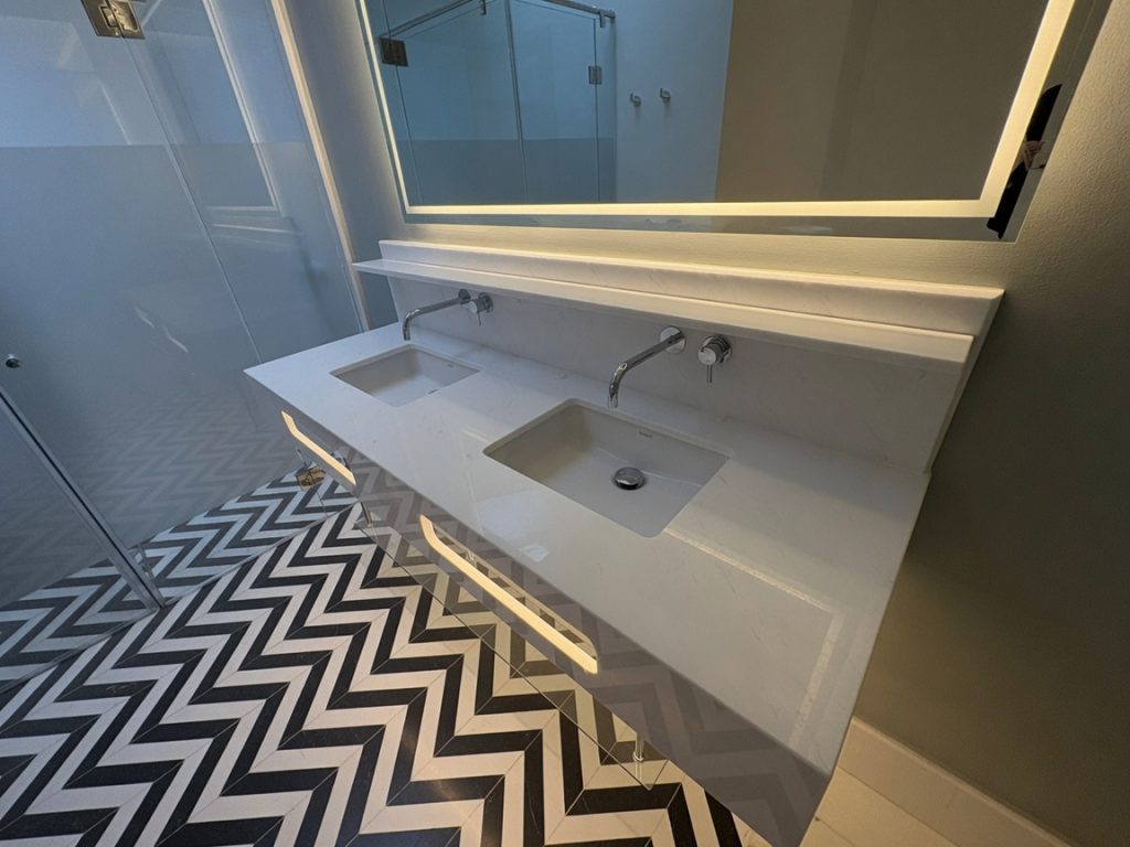 White Thassos marble double vanity with LED lighting at Hotel Palacio Solei Málaga