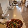 Encimera Dekton Nebbia en restaurante con cazuela de comida