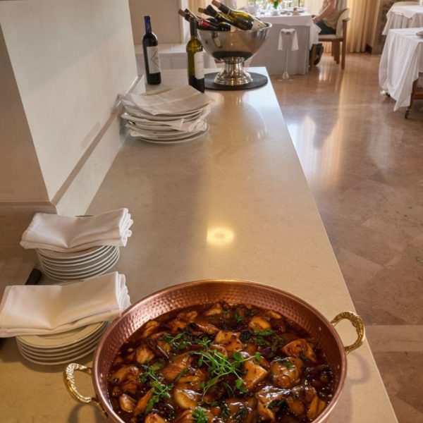Encimera Dekton Nebbia en restaurante con cazuela de comida