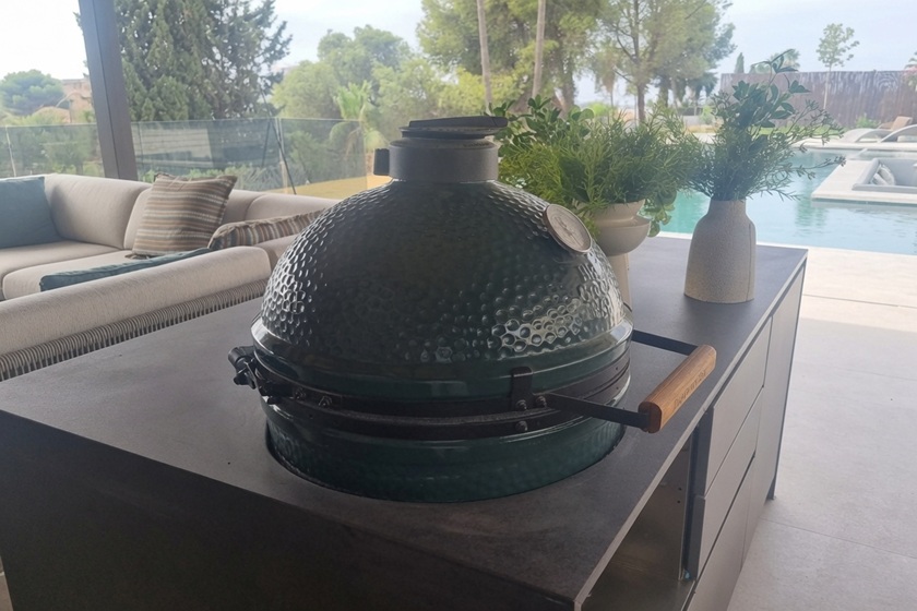 Instalación de encimera Dekton Eter en terraza exterior con piscina en Málaga