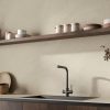 Encimera y revestimiento de pared Ascale Arena Sand en cocina moderna