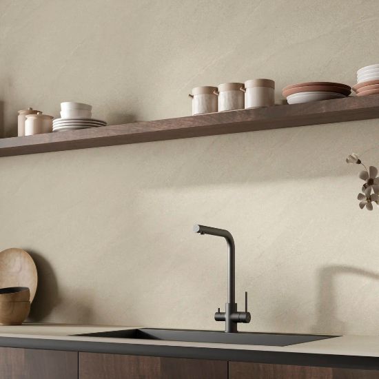 Encimera y revestimiento de pared Ascale Arena Sand en cocina moderna