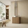 Revestimiento de pared Ascale Arena Sand en baño moderno con mueble de madera