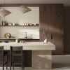 Isla de cocina Ascale Arena Sand en tono arena con muebles de madera oscura