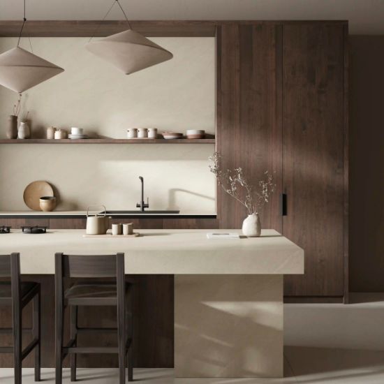 Isla de cocina Ascale Arena Sand en tono arena con muebles de madera oscura