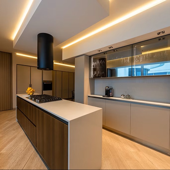 Encimera e isla de cocina Ascale Blaze Sand en tono arena con muebles de madera