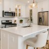 sla de cocina Ascale Blaze Sand en tono claro con muebles blancos