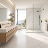 Baño de lujo con revestimiento y suelo Ascale Verso Gold blanco con vetas doradas